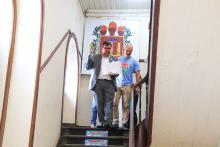 O reitor da Universidade do Estado do Pará, Clay Anderson Nunes Chagas, desce com o listão para entregar à imprensa. Foto: Sidney Oliveira/Ascom Uepa.