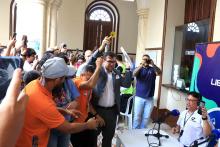 O reitor da Universidade do Estado do Pará, Clay Anderson Nunes Chagas, desce com o listão para entregar à imprensa. Foto: Sidney Oliveira/Ascom Uepa.