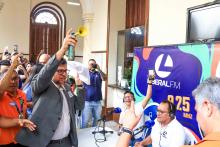 O reitor da Universidade do Estado do Pará, Clay Anderson Nunes Chagas, desce com o listão para entregar à imprensa. Foto: Sidney Oliveira/Ascom Uepa.