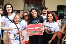A caloura Mariana Chaves Simonetti comemora com toda a família a aprovação no curso de medicina no hall da reitoria da Uepa. Foto: Sidney Oliveira/Ascom Uepa