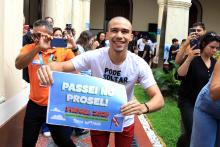 Calouro de medicina comemora no hall da reitoria da Uepa. Foto: Sidney Oliveira/Ascom Uepa.