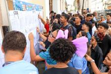 Candidatos se concentraram em frente ao prédio da reitoria da Uepa para ver o listão dos aprovados. Foto: Sidney Oliveira/Ascom Uepa.