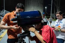 Mais de 180 pessoas compareceram na Usina da Paz do Benguí, nesta quinta-feira, 14, para a observação do céu noturno proporcionada pelo Centro de Ciências e Planetário do Pará.