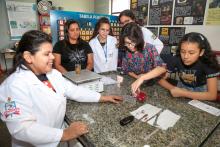 Planetário promove minicurso e oficinas de férias. Na foto, oficina de Produção de batons naturais à base de insumos sustentáveis. Foto: Sidney Oliveira / Ascom Uepa