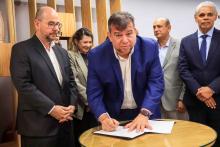 O magnífico reitor, Clay Anderson Nunes Clagas, assina o documentto confirmando a adesão ao Pacto pela Educação do Arquipélago do Marajó. Foto: Sidney Oliveira/Ascom Uepa.