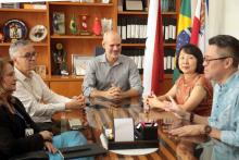 No dia 25 de março, o Reitor em exercício Prof. Carlos Capela, o Vice-Reitor em exercício Prof. Jofre Jacob e o Coordenador de Relações Internacionais Prof. André Diniz, receberam a equipe do Instituto Confúcio da Uepa composta pela Diretora chinesa Sun King e pelo Diretor Antônio Braga para recepcionar os novos professores chineses que atuarão durante o ano letivo de 2025. Foto: Paula Hoyos/Ascom Uepa