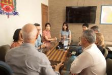 No dia 25 de março, o Reitor em exercício Prof. Carlos Capela, o Vice-Reitor em exercício Prof. Jofre Jacob e o Coordenador de Relações Internacionais Prof. André Diniz, receberam a equipe do Instituto Confúcio da Uepa composta pela Diretora chinesa Sun King e pelo Diretor Antônio Braga para recepcionar os novos professores chineses que atuarão durante o ano letivo de 2025. Foto: Paula Hoyos/Ascom Uepa