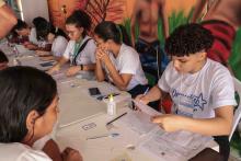 Alunos da Universidade do Estado do Pará (Uepa) participaram na quarta-feira, 20, de uma ação social na comunidade Vila da Barca, em Belém, oferecendo acesso a serviços nas áreas de saúde, educação e assistência social. A programação foi realizada das 8h às 13h, no Centro Comunitário da Vila da Barca.