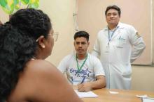 Alunos da Universidade do Estado do Pará (Uepa) participaram na quarta-feira, 20, de uma ação social na comunidade Vila da Barca, em Belém, oferecendo acesso a serviços nas áreas de saúde, educação e assistência social. A programação foi realizada das 8h às 13h, no Centro Comunitário da Vila da Barca.