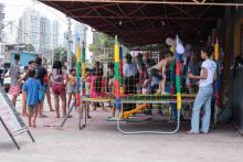 Alunos da Universidade do Estado do Pará (Uepa) participaram na quarta-feira, 20, de uma ação social na comunidade Vila da Barca, em Belém, oferecendo acesso a serviços nas áreas de saúde, educação e assistência social. A programação foi realizada das 8h às 13h, no Centro Comunitário da Vila da Barca.