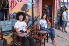 Alunos da Universidade do Estado do Pará (Uepa) participaram na quarta-feira, 20, de uma ação social na comunidade Vila da Barca, em Belém, oferecendo acesso a serviços nas áreas de saúde, educação e assistência social. A programação foi realizada das 8h às 13h, no Centro Comunitário da Vila da Barca.