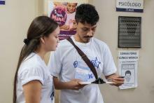 Alunos da Universidade do Estado do Pará (Uepa) participaram na quarta-feira, 20, de uma ação social na comunidade Vila da Barca, em Belém, oferecendo acesso a serviços nas áreas de saúde, educação e assistência social. A programação foi realizada das 8h às 13h, no Centro Comunitário da Vila da Barca.