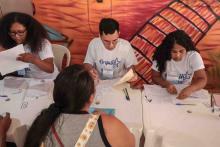 Alunos da Universidade do Estado do Pará (Uepa) participaram na quarta-feira, 20, de uma ação social na comunidade Vila da Barca, em Belém, oferecendo acesso a serviços nas áreas de saúde, educação e assistência social. A programação foi realizada das 8h às 13h, no Centro Comunitário da Vila da Barca.