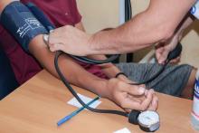 Alunos da Universidade do Estado do Pará (Uepa) participaram na quarta-feira, 20, de uma ação social na comunidade Vila da Barca, em Belém, oferecendo acesso a serviços nas áreas de saúde, educação e assistência social. A programação foi realizada das 8h às 13h, no Centro Comunitário da Vila da Barca.