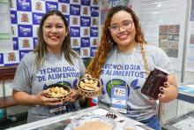 As estudantes Noele Santos e Ana Elizabeth Oliveira, do curso de graduação da Uepa mostram a geleia mista de açaí e o biscoito feito com farinha de açaí. Foto: Marília Jardim/Ascom Uepa