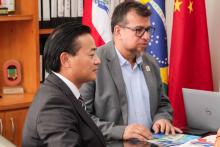 Visita do Sr. YU Fuwen, da Pequim Chongyue Culture Co. Ltda, que doou 150 exemplares do livro intitulados “Xi JINGPING: A Governança da China”, à Biblioteca da UEPA e ao Instituto Confúcio.