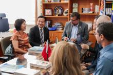 Visita do Sr. YU Fuwen, da Pequim Chongyue Culture Co. Ltda, que doou 150 exemplares do livro intitulados “Xi JINGPING: A Governança da China”, à Biblioteca da UEPA e ao Instituto Confúcio.