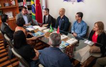 Visita do Sr. YU Fuwen, da Pequim Chongyue Culture Co. Ltda, que doou 150 exemplares do livro intitulados “Xi JINGPING: A Governança da China”, à Biblioteca da UEPA e ao Instituto Confúcio.