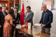 Visita do Sr. YU Fuwen, da Pequim Chongyue Culture Co. Ltda, que doou 150 exemplares do livro intitulados “Xi JINGPING: A Governança da China”, à Biblioteca da UEPA e ao Instituto Confúcio.