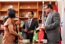 Visita do Sr. YU Fuwen, da Pequim Chongyue Culture Co. Ltda, que doou 150 exemplares do livro intitulados “Xi JINGPING: A Governança da China”, à Biblioteca da UEPA e ao Instituto Confúcio.
