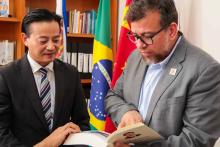 Visita do Sr. YU Fuwen, da Pequim Chongyue Culture Co. Ltda, que doou 150 exemplares do livro intitulados “Xi JINGPING: A Governança da China”, à Biblioteca da UEPA e ao Instituto Confúcio.