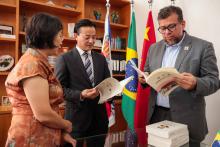 Visita do Sr. YU Fuwen, da Pequim Chongyue Culture Co. Ltda, que doou 150 exemplares do livro intitulados “Xi JINGPING: A Governança da China”, à Biblioteca da UEPA e ao Instituto Confúcio.