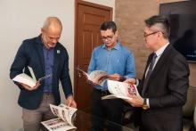 Visita do Sr. YU Fuwen, da Pequim Chongyue Culture Co. Ltda, que doou 150 exemplares do livro intitulados “Xi JINGPING: A Governança da China”, à Biblioteca da UEPA e ao Instituto Confúcio.