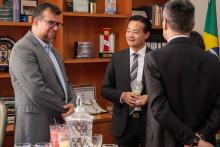 Visita do Sr. YU Fuwen, da Pequim Chongyue Culture Co. Ltda, que doou 150 exemplares do livro intitulados “Xi JINGPING: A Governança da China”, à Biblioteca da UEPA e ao Instituto Confúcio.