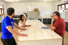 Em cumprimento de agenda, Clay Anderson Nunes Chagas, reitor a Uepa visita e reúne com servidores do campus VXl de Barcarena. Durante a agenda, o reitor ainda participou de entrega de jaleco a alunos do curso de química. Foto: Sidney Oliveira/Ascom Uepa.