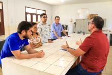 Em cumprimento de agenda, Clay Anderson Nunes Chagas, reitor a Uepa visita e reúne com servidores do campus VXl de Barcarena. Durante a agenda, o reitor ainda participou de entrega de jaleco a alunos do curso de química. Foto: Sidney Oliveira/Ascom Uepa.