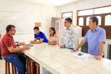 Em cumprimento de agenda, Clay Anderson Nunes Chagas, reitor a Uepa visita e reúne com servidores do campus VXl de Barcarena. Durante a agenda, o reitor ainda participou de entrega de jaleco a alunos do curso de química. Foto: Sidney Oliveira/Ascom Uepa.