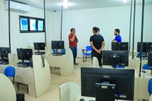 Em cumprimento de agenda, Clay Anderson Nunes Chagas, reitor a Uepa visita e reúne com servidores do campus VXl de Barcarena. Durante a agenda, o reitor ainda participou de entrega de jaleco a alunos do curso de química. Foto: Sidney Oliveira/Ascom Uepa.