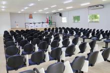 Em cumprimento de agenda, Clay Anderson Nunes Chagas, reitor a Uepa visita e reúne com servidores do campus VXl de Barcarena. Durante a agenda, o reitor ainda participou de entrega de jaleco a alunos do curso de química. Foto: Sidney Oliveira/Ascom Uepa.