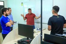 Em cumprimento de agenda, Clay Anderson Nunes Chagas, reitor a Uepa visita e reúne com servidores do campus VXl de Barcarena. Durante a agenda, o reitor ainda participou de entrega de jaleco a alunos do curso de química. Foto: Sidney Oliveira/Ascom Uepa.