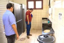 Em cumprimento de agenda, Clay Anderson Nunes Chagas, reitor a Uepa visita e reúne com servidores do campus VXl de Barcarena. Durante a agenda, o reitor ainda participou de entrega de jaleco a alunos do curso de química. Foto: Sidney Oliveira/Ascom Uepa.