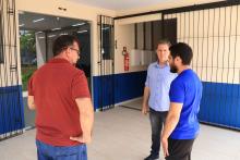 Em cumprimento de agenda, Clay Anderson Nunes Chagas, reitor a Uepa visita e reúne com servidores do campus VXl de Barcarena. Durante a agenda, o reitor ainda participou de entrega de jaleco a alunos do curso de química. Foto: Sidney Oliveira/Ascom Uepa.