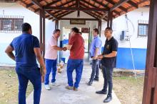 Em cumprimento de agenda, Clay Anderson Nunes Chagas, reitor a Uepa visita e reúne com servidores do campus VXl de Barcarena. Durante a agenda, o reitor ainda participou de entrega de jaleco a alunos do curso de química. Foto: Sidney Oliveira/Ascom Uepa.
