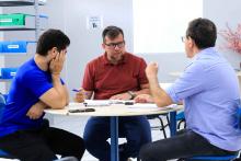 Em cumprimento de agenda, Clay Anderson Nunes Chagas, reitor a Uepa visita e reúne com servidores do campus VXl de Barcarena. Durante a agenda, o reitor ainda participou de entrega de jaleco a alunos do curso de química. Foto: Sidney Oliveira/Ascom Uepa.