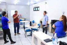 Em cumprimento de agenda, Clay Anderson Nunes Chagas, reitor a Uepa visita e reúne com servidores do campus VXl de Barcarena. Durante a agenda, o reitor ainda participou de entrega de jaleco a alunos do curso de química. Foto: Sidney Oliveira/Ascom Uepa.