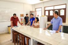 Em cumprimento de agenda, Clay Anderson Nunes Chagas, reitor a Uepa visita e reúne com servidores do campus VXl de Barcarena. Durante a agenda, o reitor ainda participou de entrega de jaleco a alunos do curso de química. Foto: Sidney Oliveira/Ascom Uepa.