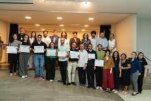 Outro grupo grande de alunos e equipe, novamente reunidos no palco com certificados em mãos.