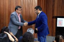 O magnífico reitor Clay Chagas e o Presidente do Hemopa, Paulo André Bezerra, assinam o termo de cooperação. Foto: Sidney Oliveira/Ascom Uepa.