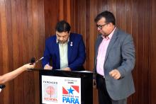 O magnífico reitor Clay Chagas e o Presidente do Hemopa, Paulo André Bezerra, assinam o termo de cooperação. Foto: Sidney Oliveira/Ascom Uepa.