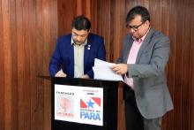 O magnífico reitor Clay Chagas e o Presidente do Hemopa, Paulo André Bezerra, assinam o termo de cooperação. Foto: Sidney Oliveira/Ascom Uepa.
