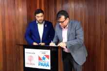 O magnífico reitor Clay Chagas e o Presidente do Hemopa, Paulo André Bezerra, assinam o termo de cooperação. Foto: Sidney Oliveira/Ascom Uepa.