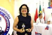 Celebração em comemoração aos 15 anos de existência do Campus XX de Castanhal. Na foto, a professora Mariana Carneiro, Coordenadora do curso de Engenharia de Produção, é homenageada. Foto: Sidney Oliveira/Ascom Uepa.