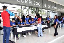 Equipe recepciona a chegada dos calouros. Foto: Sidney Oliveira/Ascom Uepa
