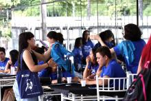 Equipe recepciona a chegada dos calouros. Foto: Sidney Oliveira/Ascom Uepa
