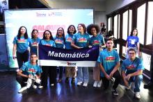 Calouros aproveitam o momento para fazerem registros. Foto: Sidney Oliveira/Ascom Uepa.