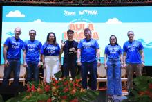 Um dos destaques da manhã foi a entrega da medalha Fernando Guilhon ao estudante Gabriel Alencar, primeiro colocado geral no Processo Seletivo 2025 da Uepa, celebrando o mérito e a dedicação dos novos ingressantes. Foto: Sidney Oliveira/Ascom Uepa.